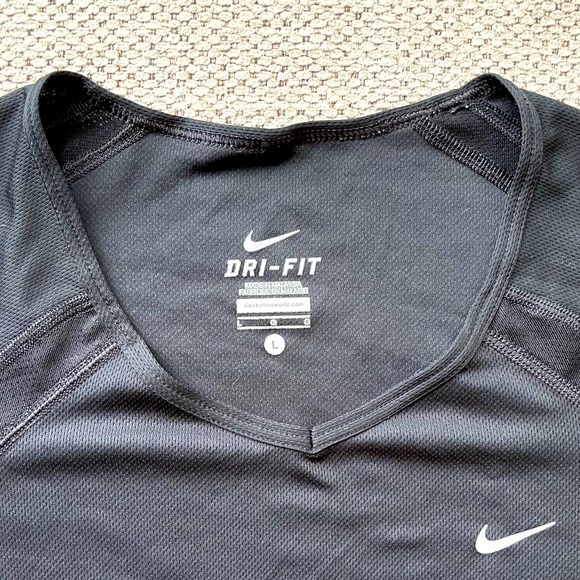Nike Dri-Fit Short Sleeved Women’s Performance Shirt | Size Large - Picture 5 of 6